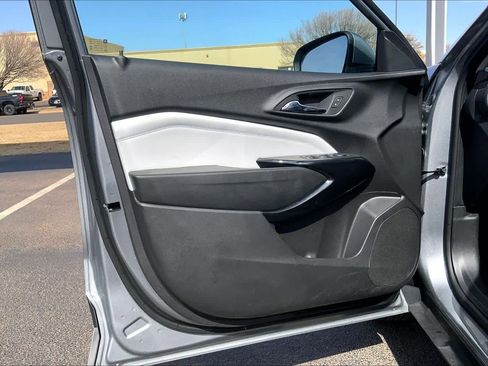 Used 2025 Chevrolet Trax LT w/ LT Convenience Package image 21