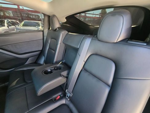 Used 2021 Tesla Model Y Long Range image 23