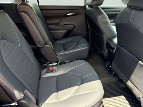 Used 2020 Toyota Highlander XLE AWD/4WD image 18