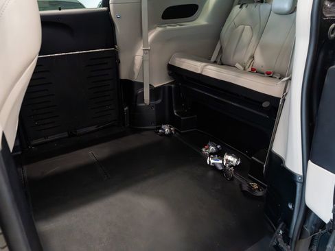 Used 2021 Chrysler Pacifica Touring-L FWD image 18