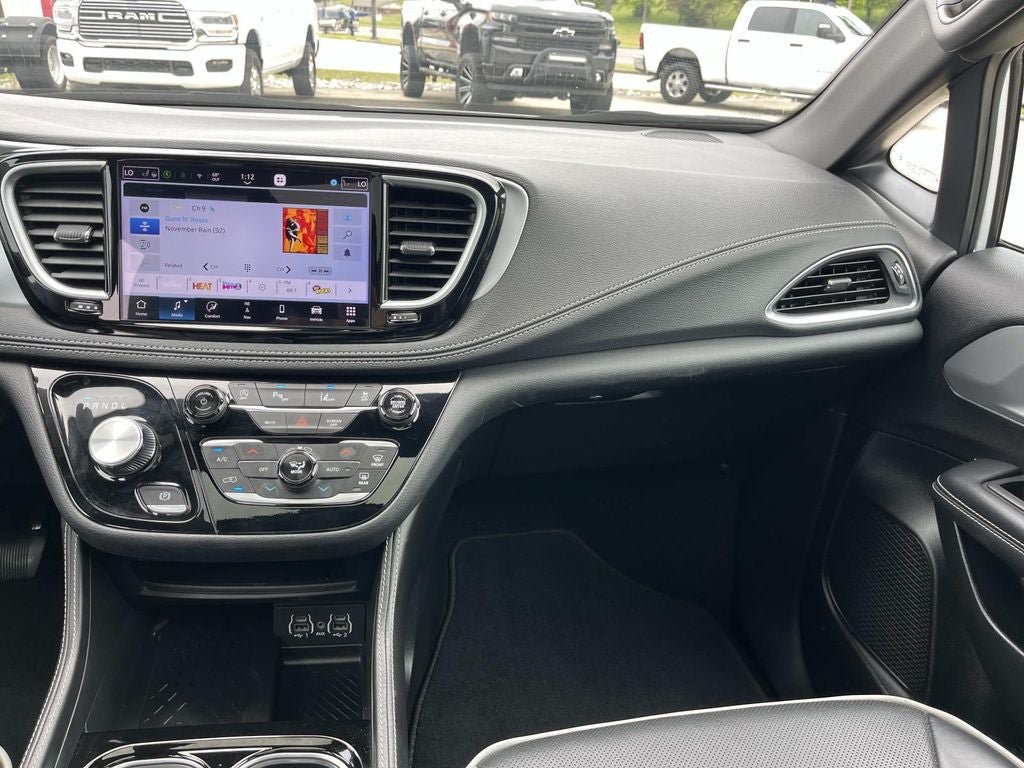 Used 2025 Chrysler Pacifica Limited FWD image 11