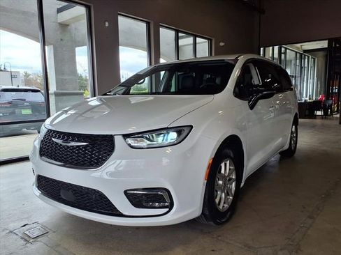 Used 2024 Chrysler Pacifica Touring-L image 4