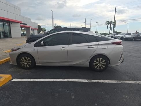 Used 2021 Toyota Prius Prime XLE FWD image 4