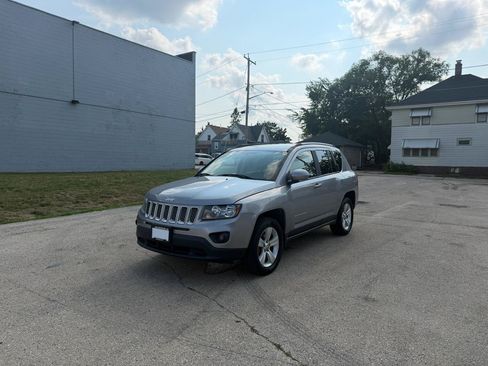 Used 2017 Jeep Compass Latitude AWD/4WD image 3