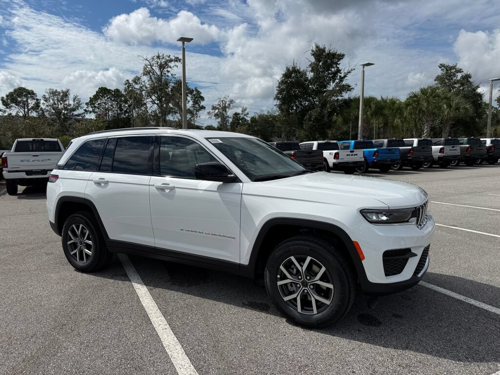 New 2027 Jeep Grand Cherokee Laredo AWD/4WD image 1