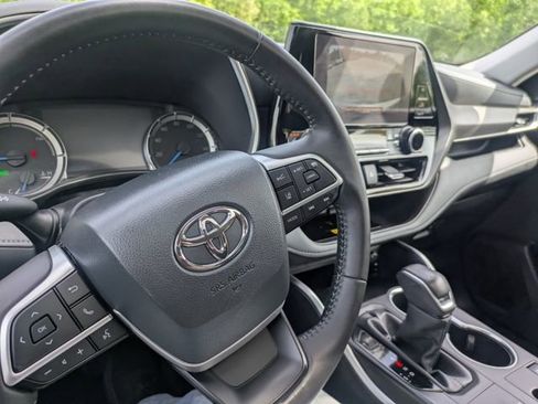 Used 2024 Toyota Highlander XLE AWD/4WD image 36