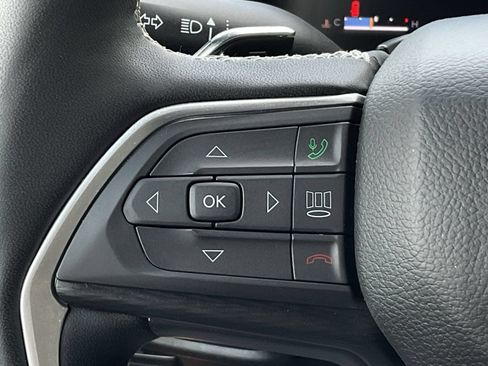 Used 2025 Jeep Grand Cherokee Altitude AWD/4WD image 29