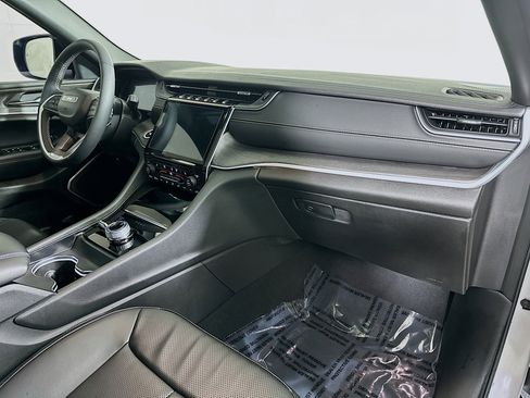 Used 2024 Jeep Grand Cherokee Limited w/ Luxury Tech Group II image 29