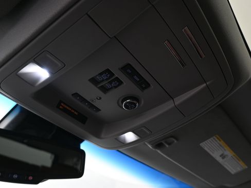 Used 2020 Chevrolet Suburban Premier w/ Premier Plus Edition image 30