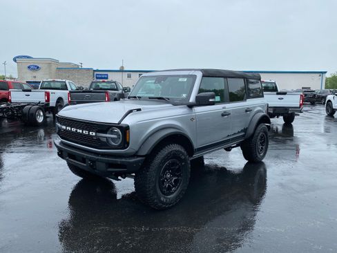 Used 2023 Ford Bronco Wildtrak image 2