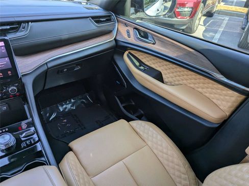 Certified 2025 Jeep Grand Cherokee Summit AWD/4WD image 20