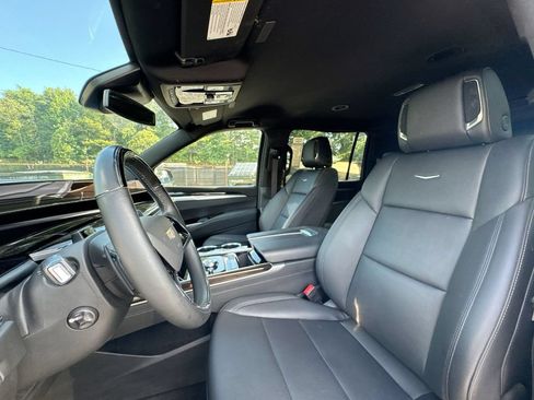 Used 2025 Cadillac Escalade ESV Luxury RWD image 13