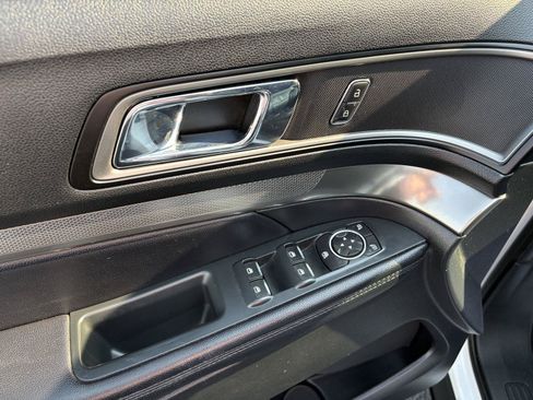 Used 2018 Ford Explorer XLT w/ Equipment Group 202A AWD/4WD image 9