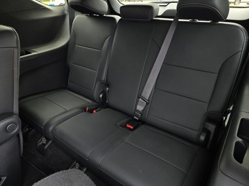 Used 2025 Chevrolet Traverse LT FWD image 28