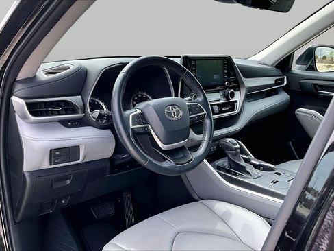 Used 2022 Toyota Highlander XLE FWD image 15