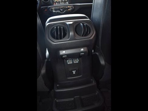 Used 2019 Jeep Wrangler Unlimited Sahara image 32