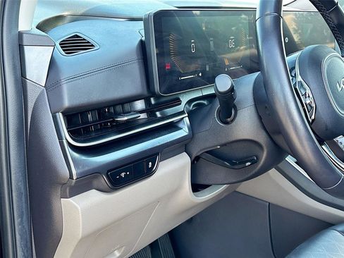 Used 2025 Kia Carnival image 10