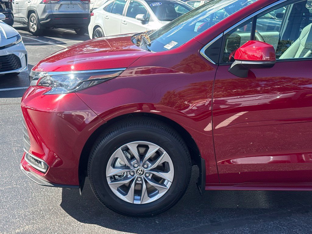Used 2026 Toyota Sienna XLE FWD image 2