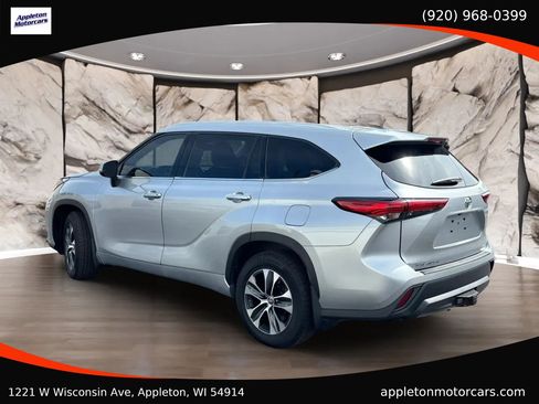 Used 2022 Toyota Highlander XLE AWD/4WD image 4