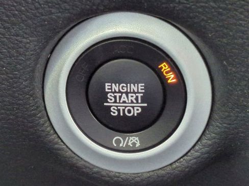 Used 2024 Chrysler Pacifica Select image 28