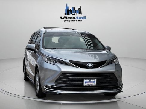 Used 2022 Toyota Sienna Limited image 2