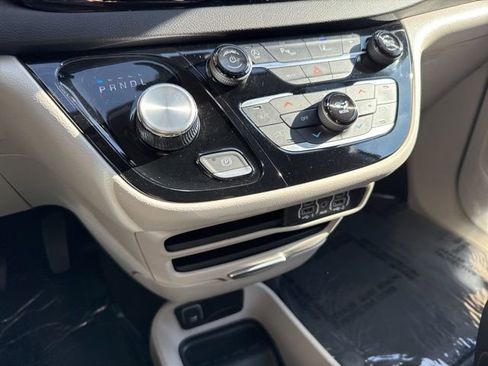 Used 2024 Chrysler Pacifica Touring-L image 19
