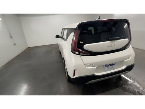 Used 2023 Kia Soul LX w/ LX Technology Package image 7