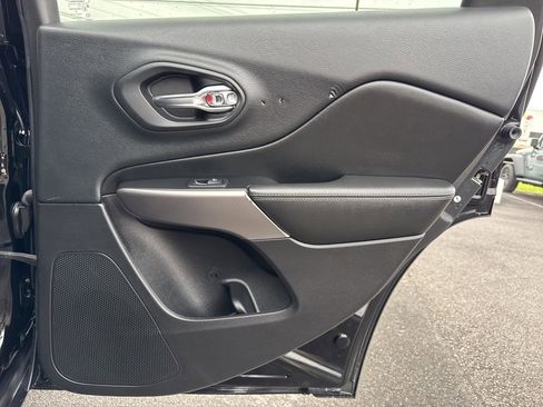 Used 2019 Jeep Cherokee Limited w/ Technology Group image 16