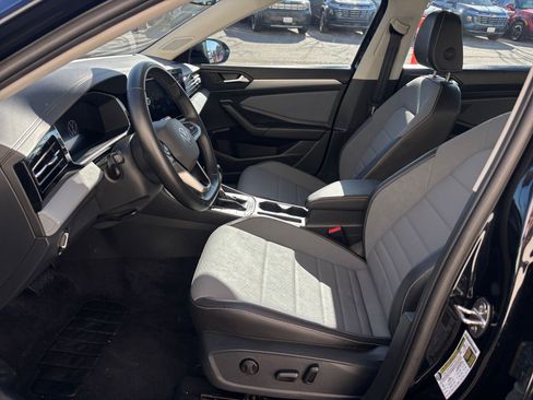 Used 2025 Volkswagen Jetta SE image 27