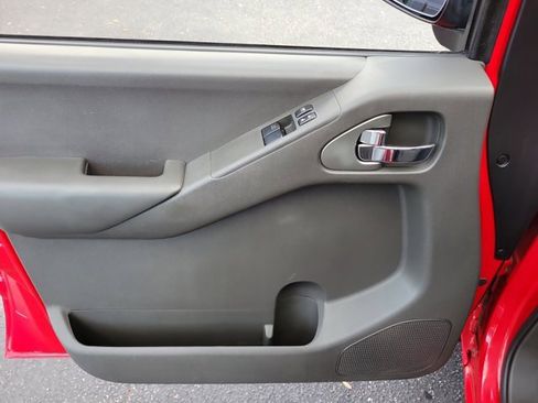 Used 2011 Nissan Frontier SV image 19