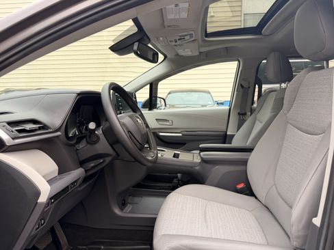 Used 2024 Toyota Sienna LE w/ LE Plus Package AWD/4WD image 15