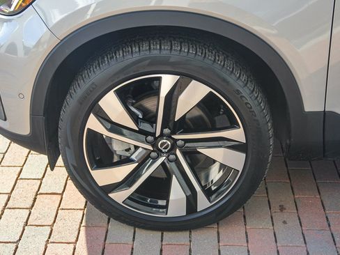 Used 2025 Volvo XC40 B5 Plus image 5