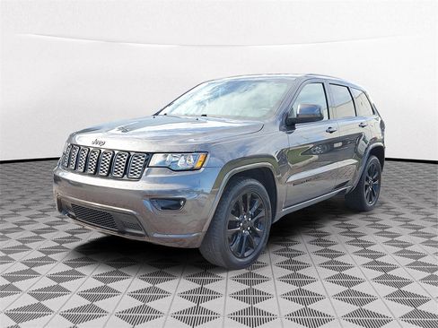 Used 2017 Jeep Grand Cherokee Altitude image 3