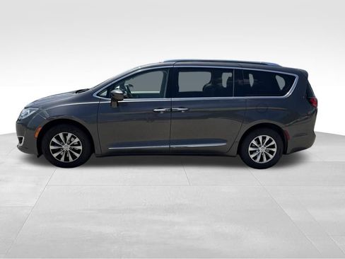 Used 2019 Chrysler Pacifica Touring-L FWD image 2