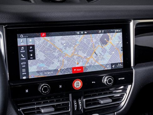 Certified 2025 Porsche Macan AWD/4WD image 21