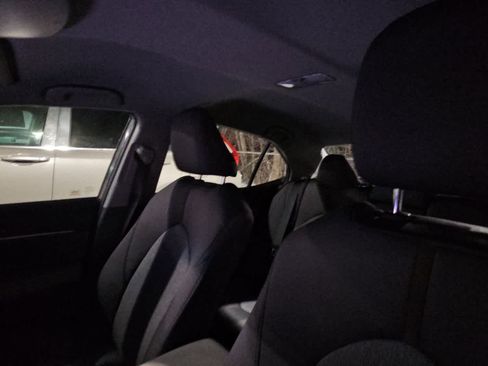 Used 2018 Toyota Camry LE image 6