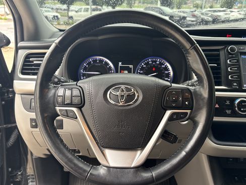 Used 2019 Toyota Highlander Limited Platinum AWD/4WD image 18