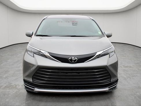 Used 2026 Toyota Sienna LE image 7