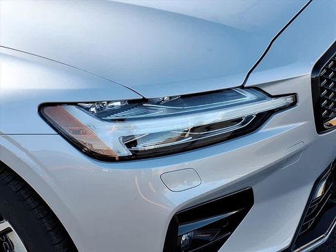 Used 2025 Volvo S60 B5 Core image 8