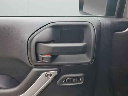 Used 2014 Jeep Wrangler Unlimited Sahara w/ Connectivity Group image 27