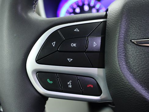 Used 2024 Chrysler Pacifica Touring-L FWD image 21