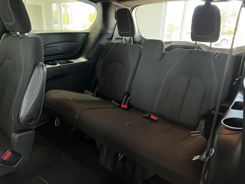 Used 2023 Chrysler Pacifica Touring FWD image 20