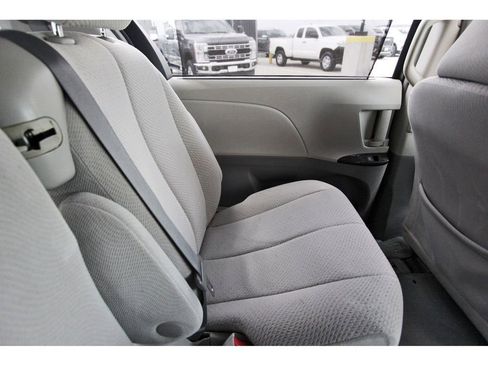 Used 2012 Toyota Sienna LE image 9