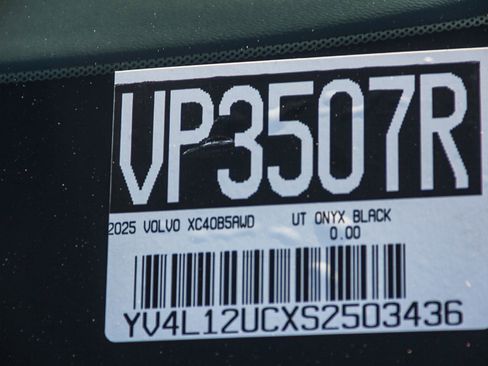 Used 2025 Volvo XC40 B5 Plus image 29