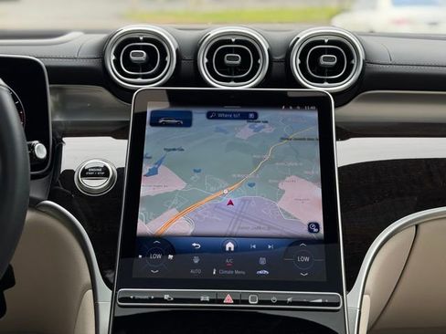 Used 2025 Mercedes-Benz GLC 300 4MATIC image 35