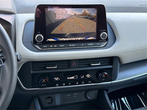 Used 2024 Nissan Rogue SV image 31