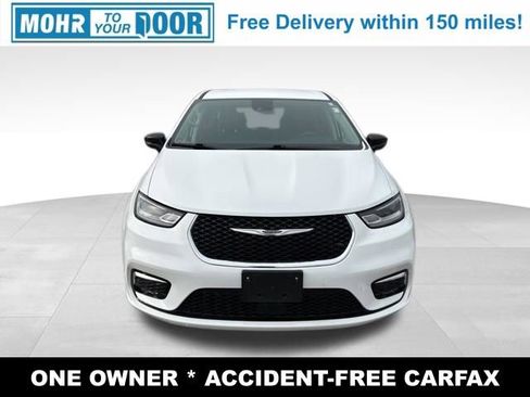 Used 2024 Chrysler Pacifica Touring-L image 2