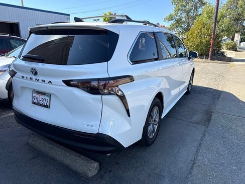 Used 2025 Toyota Sienna LE FWD image 4