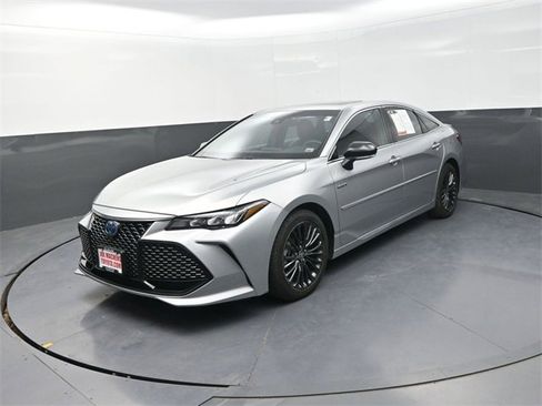 Used 2021 Toyota Avalon XSE image 3