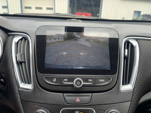 Used 2018 Chevrolet Malibu LT image 24